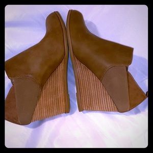 Size 11 Camel Stacked Wedge Dr Scholls NWOT Bootie